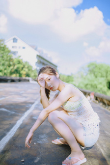 美女脱个精光露出奶胸的照片视频